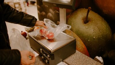 Packing and weighting products in grocery shop
