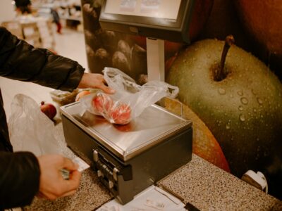 Packing and weighting products in grocery shop